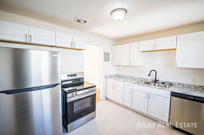 Building Photo - NEWLY RENOVATED - Beautiful 2bed, 1bath in...