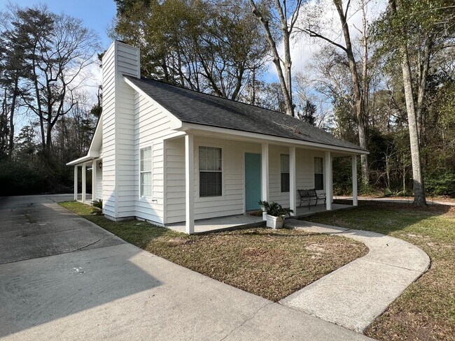 Building Photo - CHARMING HOME IN LIVE OAK VILLAGE