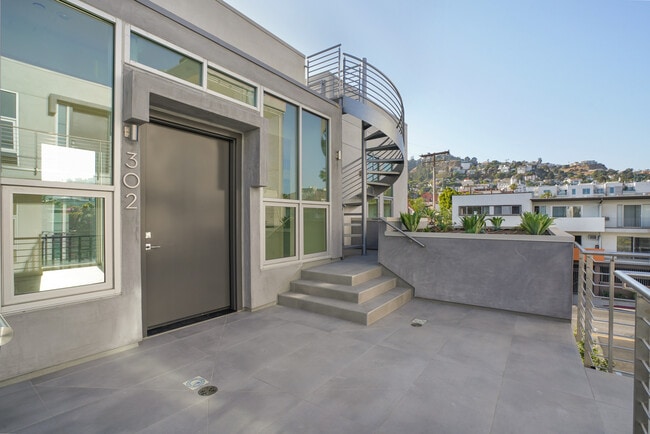 Building Photo - 8210 Fountain Ave