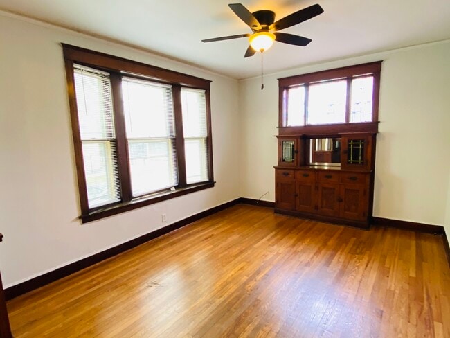 Building Photo - 4040 W Dickens Ave