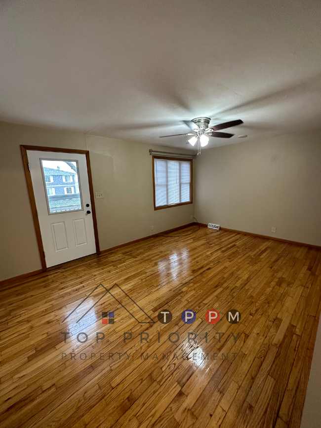 Building Photo - 2 Bedroom | 1 Bathroom Single-Family House...