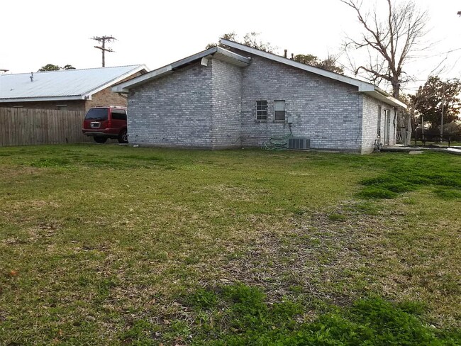 Building Photo - 5477 Vicari St
