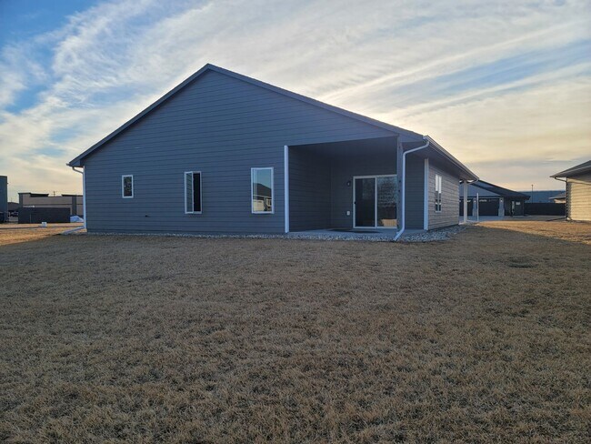 Foto del edificio - Three bedroom two bathroom triple garage house