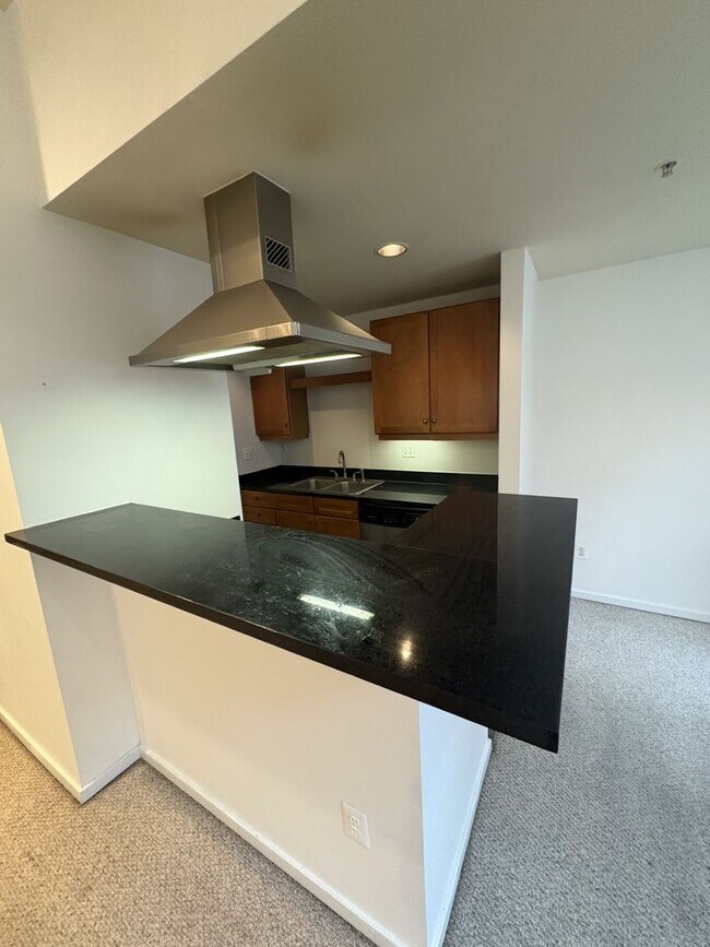 Building Photo - Spacious and Lovely Fed Hill 2bd/2ba Condo with CAC, W/D and more!