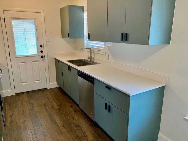 Foto del edificio - Remodeled & Stunning 2/1 Duplex in South A...