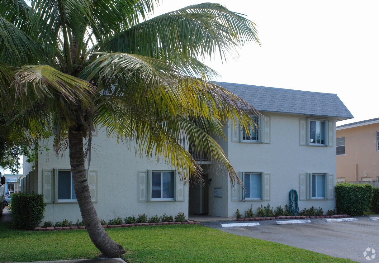 Foto del edificio - 1440 NE 50th Ct