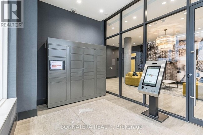 Photo du bâtiment - 10 Lagerfeld Dr