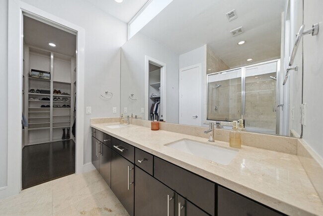 Building Photo - 1221 W 17th St