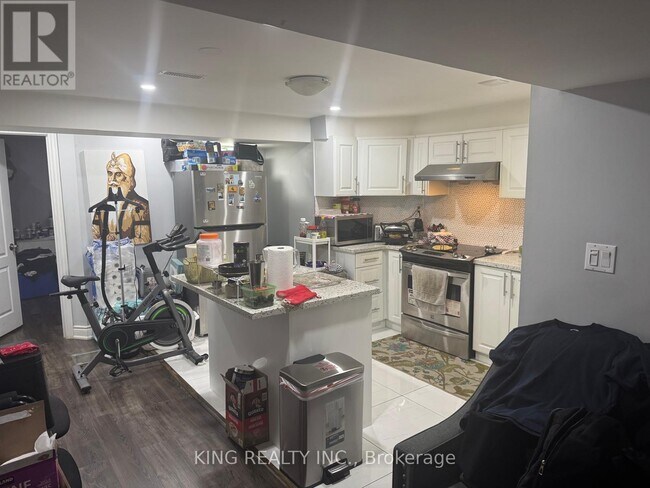 Building Photo - 8 Ferncroft Pl