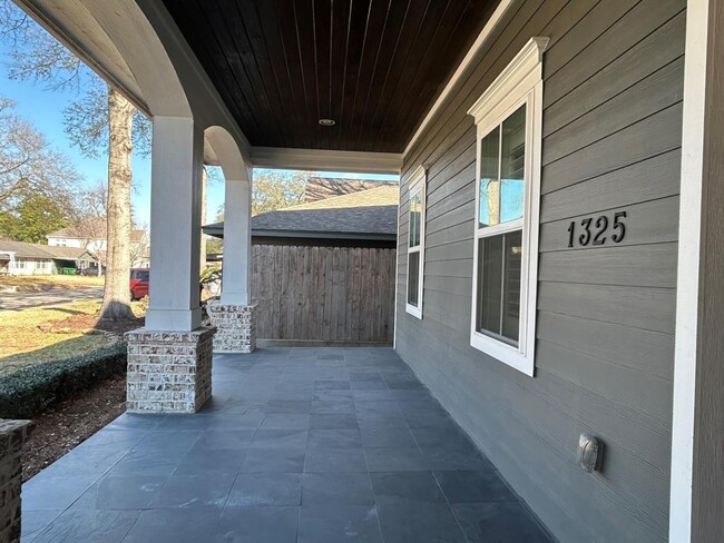 Building Photo - 1325 Chantilly Ln