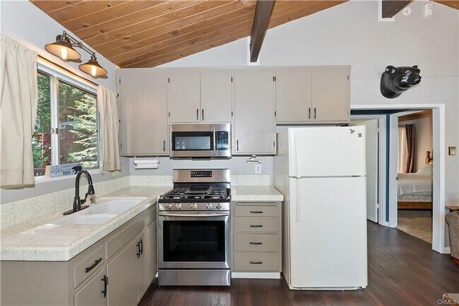 Foto del edificio - Treehouse-like atmosphere with peek-a-boo views of Lake Arrowhead