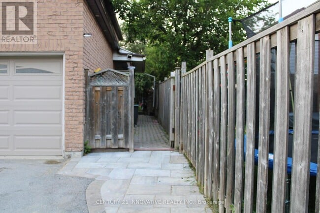 Building Photo - 2398 Strathmore Crescent