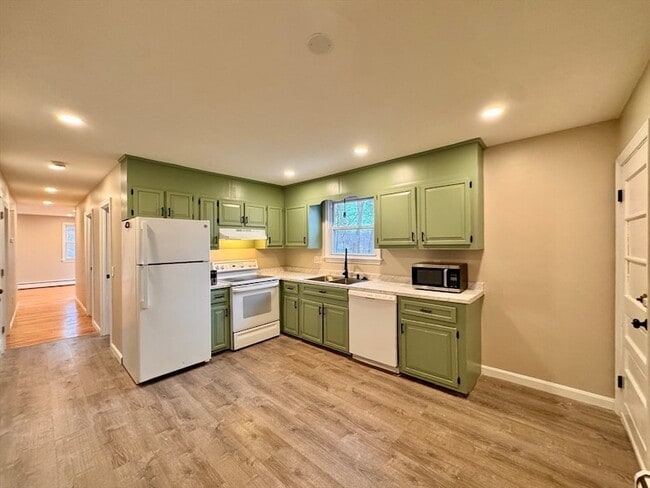 Building Photo - 34 Gates Ln