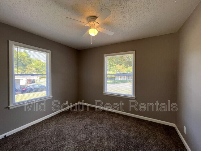 Building Photo - 1411 Rolling Hills Dr