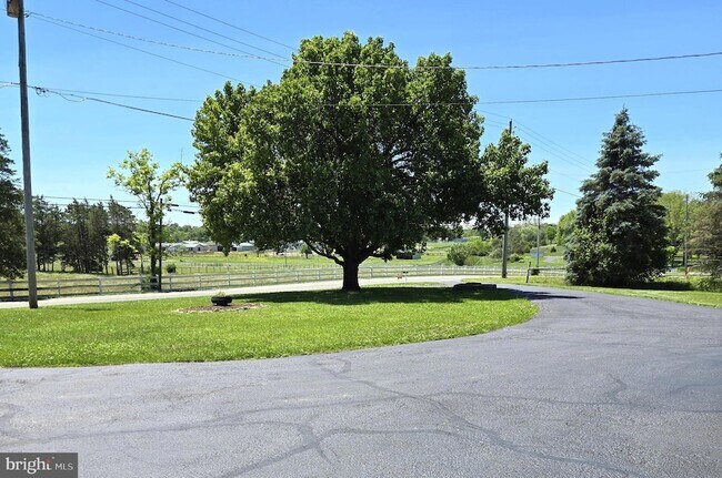 Foto del edificio - 8293 Leetown Rd