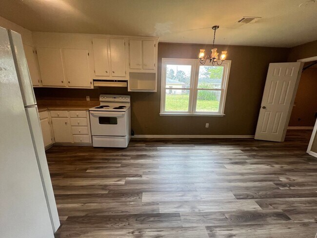 Foto del edificio - 3 bedroom 1 bathroom single level home