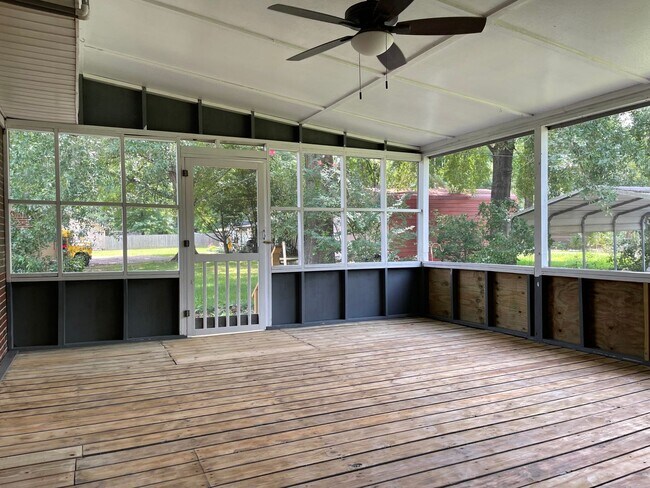 Building Photo - Fabulous Renovated Home Available Now!