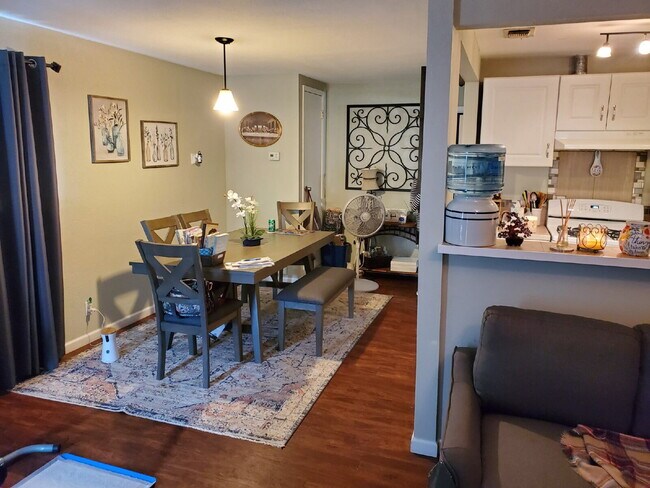 Foto del edificio - Cozy 1 Bed, 1 Bath Duplex A Block From Woodlawn Lake