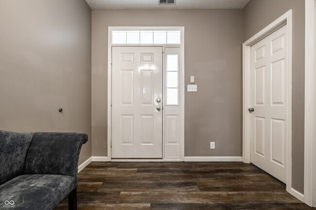 Foto del edificio - 8342 Stark Dr