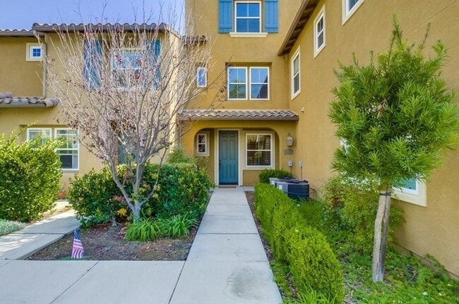 Building Photo - **Move in Special $1000 off 1st month's rent**Stunning 3-bed, 3.5 bath, tri-level condo w/ 2-car ...