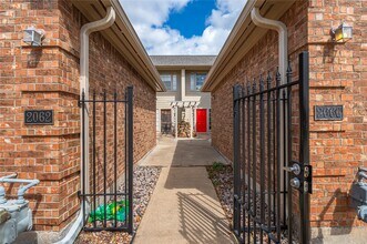 Building Photo - 2060 Glencove Dr