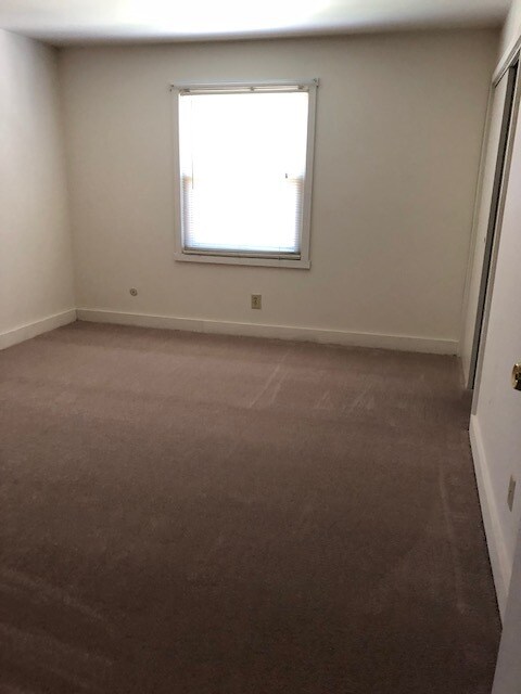 Building Photo - 911 Manor Ln