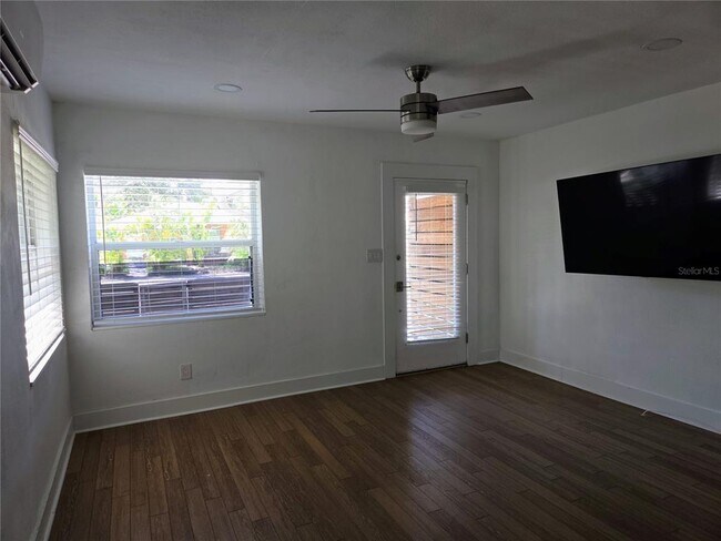 Foto del edificio - 857 22nd Ave N