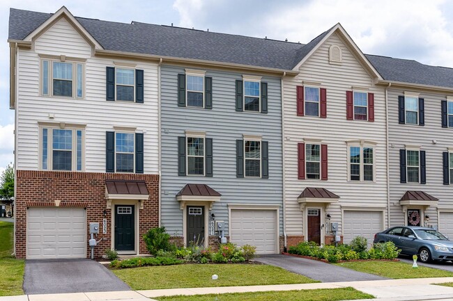 Foto del edificio - Townhouse with 1-Car Garage, Rooftop Deck ...