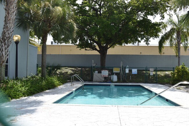 Foto del edificio - 2300 Florida Blvd