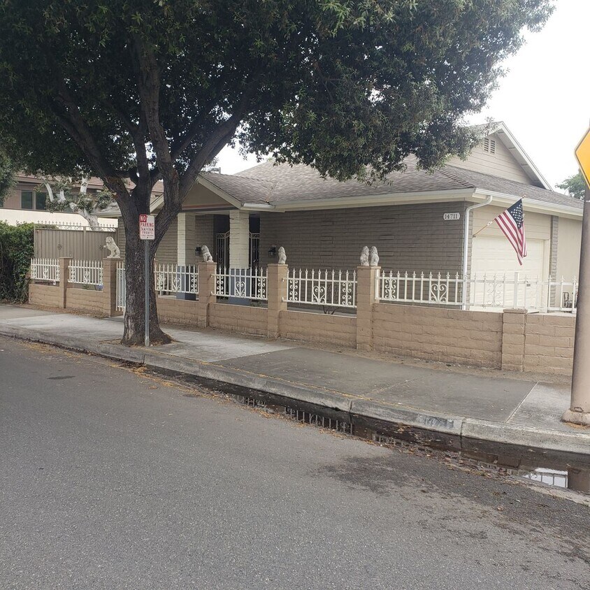 Foto principal - 14711 Yorba St