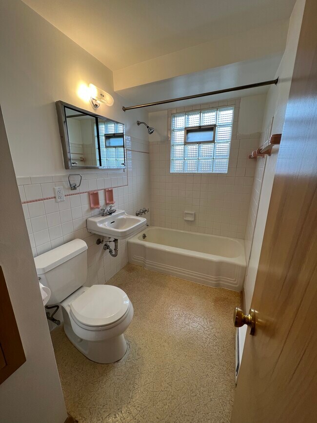 Foto del edificio - 8012 W Burdick Ave