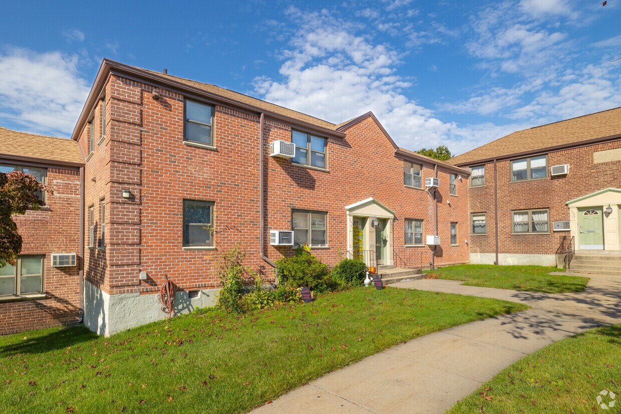 24611 Transmisión 57 - Beech Hills Garden Apartments