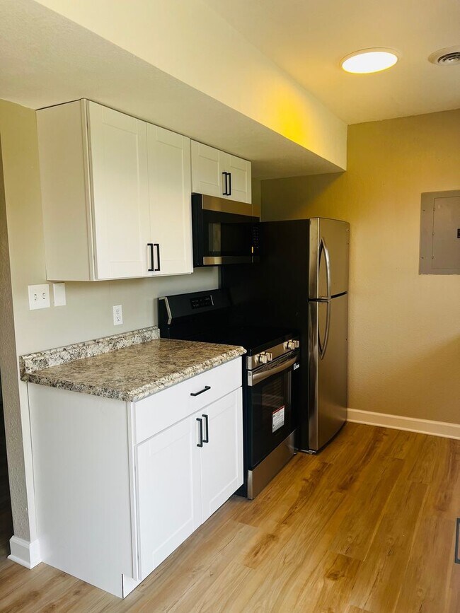 Foto del edificio - Available Now – Updated 3 Bedroom Tri-Plex...