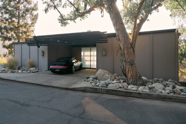 Foto del edificio - 2743 Hollyridge Dr