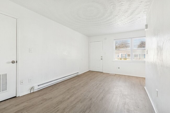 Building Photo - 1315 Little Bay Ave