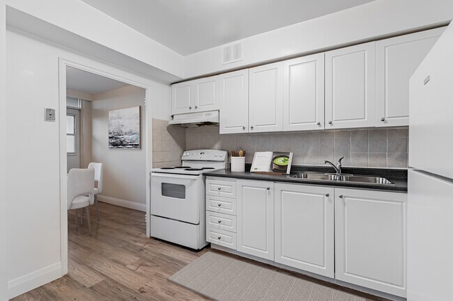 Building Photo - 569 Sheppard Avenue West