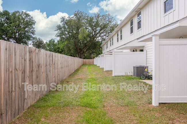 Building Photo - 8706 Meadow Flower Ln