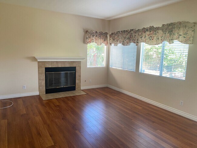 Foto del edificio - 2 Story 4 bed, 2 1/2 bath home in Simi Val...