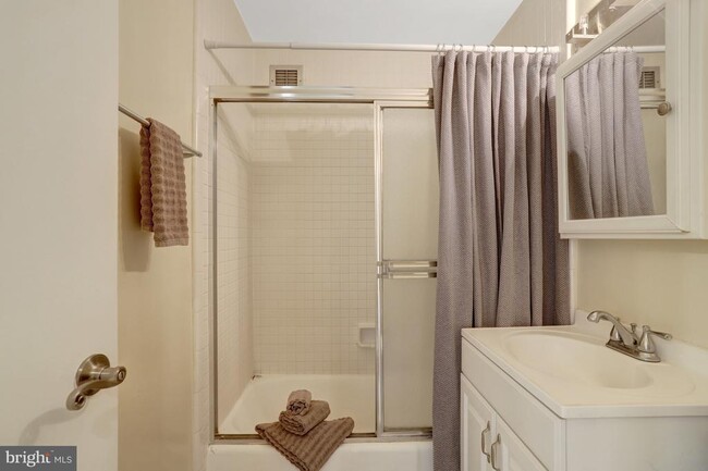 Building Photo - 1021 Arlington Blvd