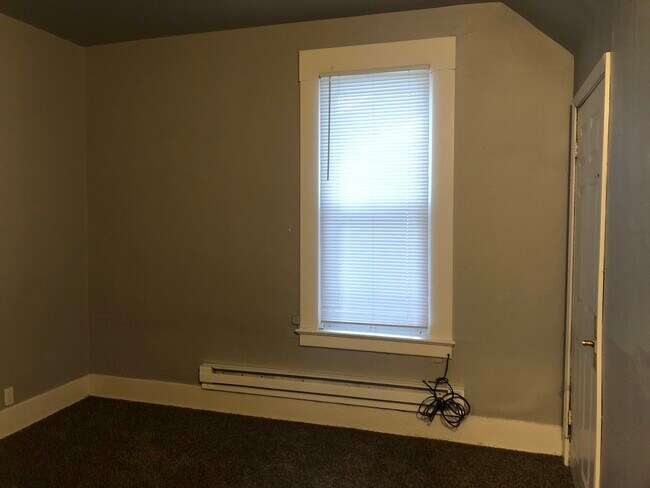 Building Photo - 425 NE Campus St