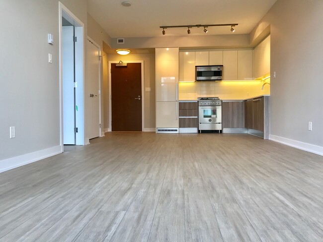 Building Photo - 4900 Lennox Ln