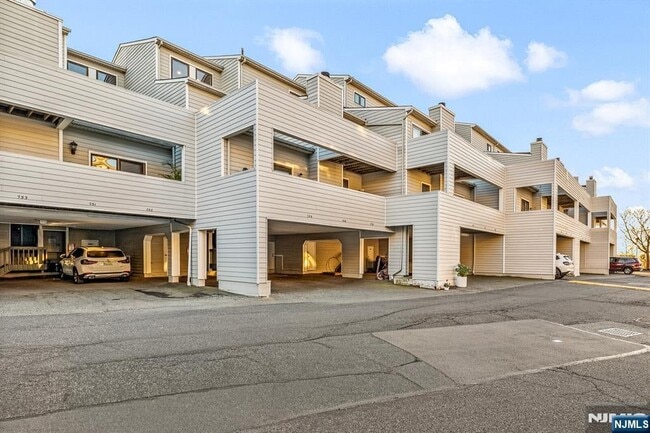 Building Photo - 750 Mainsail Ln