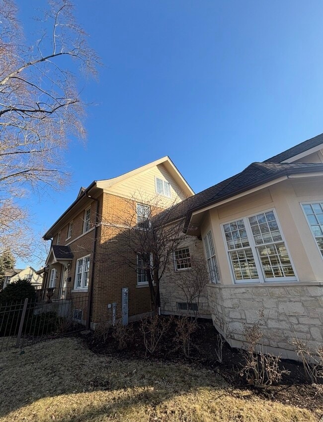 Building Photo - 310 N Prairie Ave