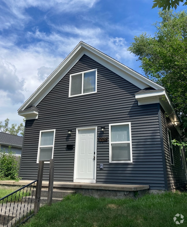 Building Photo - 1229 E Sorin St