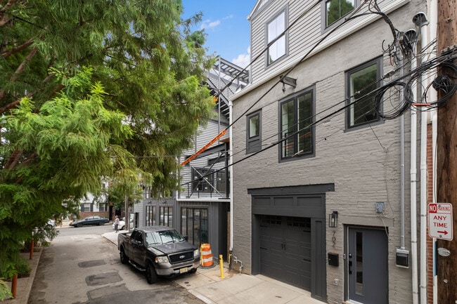 Building Photo - 702 Alter St