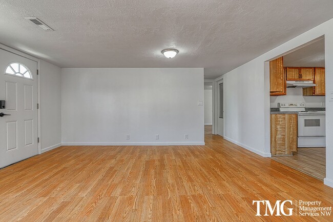 Building Photo - QUAINT 3 BEDROOM HOME-PRICED RIGHT!