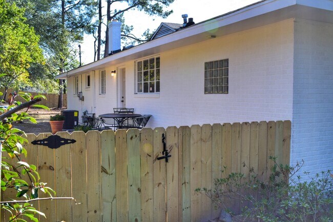 Building Photo - 2885 Central Ave