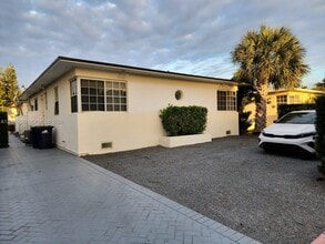 Building Photo - 2145 Bay Dr