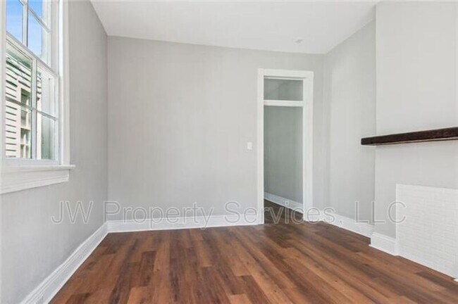 Building Photo - 635 Reynes St