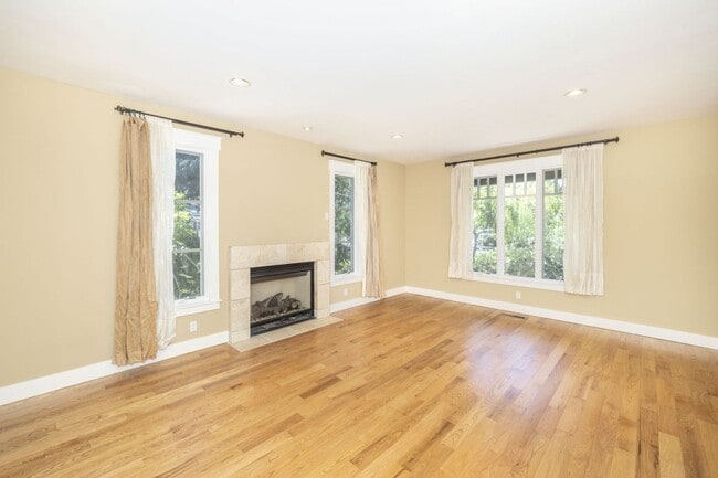 Building Photo - Lovingly Maintained 5 Bed, 3.5 Bath Execut...